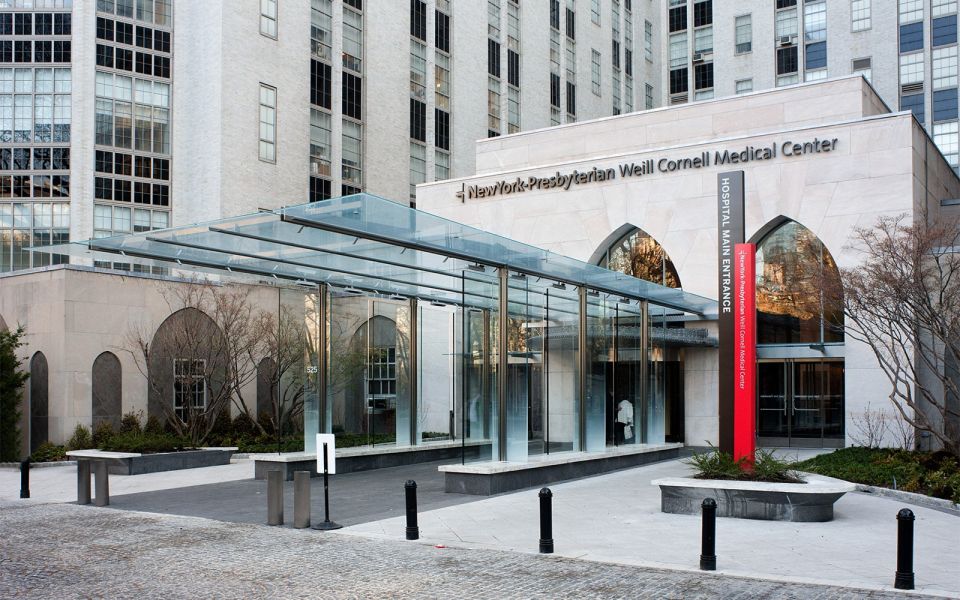 Exterior shot of NewYork-Presbyterian/Weill Cornell Medicine 68th street entrance.